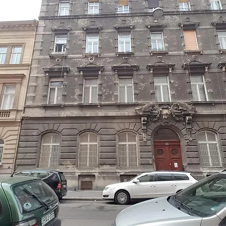 Csengery Apartment *