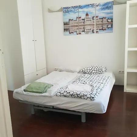 Csengery Apartment *